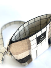 Load image into Gallery viewer, Wristlet #032
