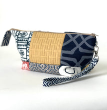 Load image into Gallery viewer, Wristlet #025
