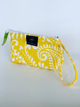 Load image into Gallery viewer, Wristlet #017
