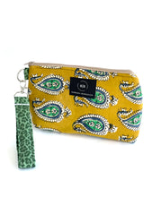 Load image into Gallery viewer, Wristlet #030
